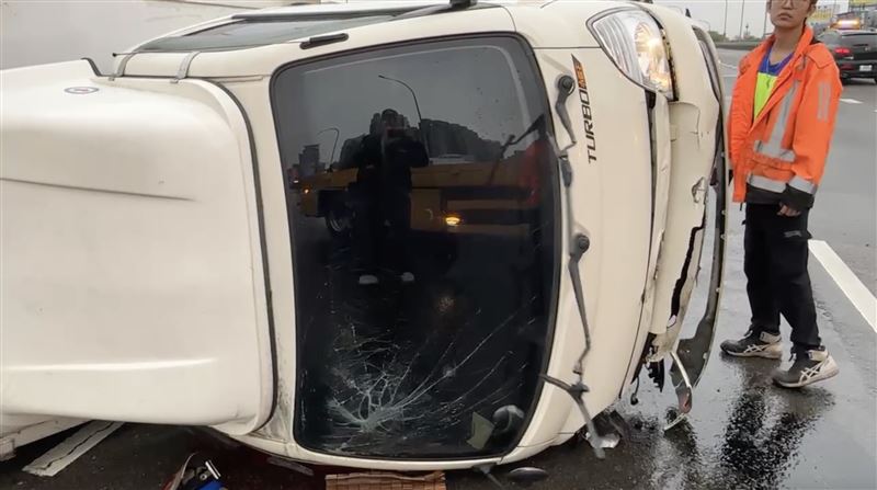 小貨車擋風玻璃、車燈及多處鈑金受損破裂。（圖／翻攝畫面）