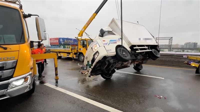 救援人員透過吊車將小貨車吊掛扶正。（圖／翻攝畫面）