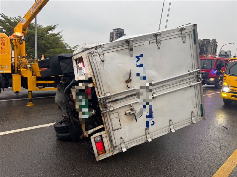 小貨車遭撞擊後失控翻覆橫躺在車道上。（圖／翻攝畫面）