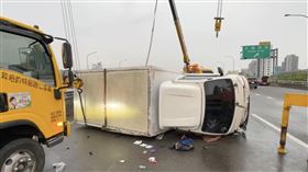 台74線恐怖車禍！小貨車遭追撞「失控翻覆躺路中」駕駛受困手骨折送醫（圖／翻攝畫面）