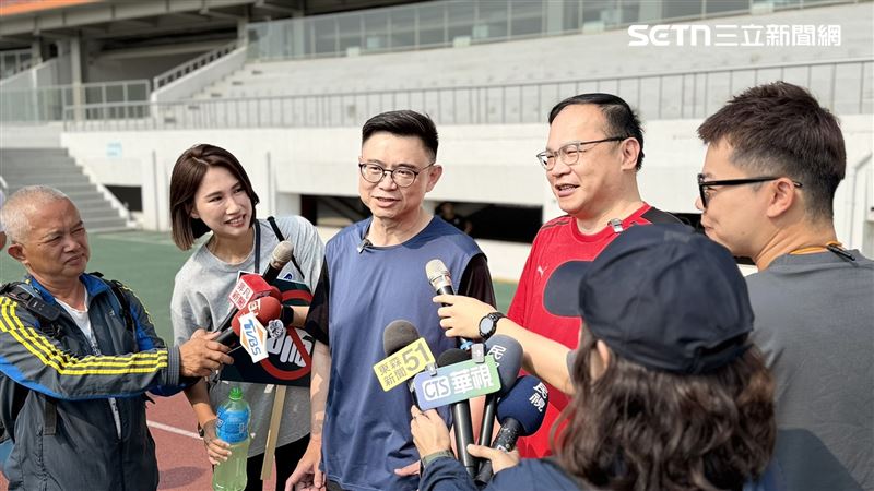 賴瑞隆也批評，國民黨要擺脫外界「親中」質疑，應以實際行動證明立場，而非在關鍵國防議題上反覆拖延，否則民眾自有公評。（圖／記者簡榮良攝影）