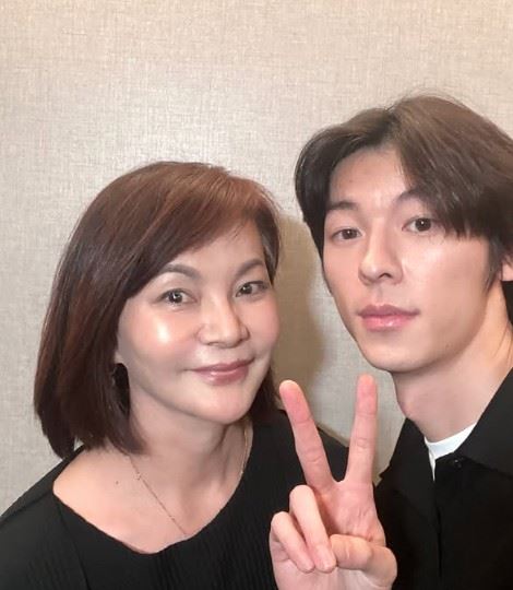 子瑜的母親黃燕玲，也在演出結束後於社群平台發文分享心情，並未以母女合照作為首圖，而是放上與許光漢的合影，意外成為討論焦點。（圖／翻攝自黃燕玲IG）