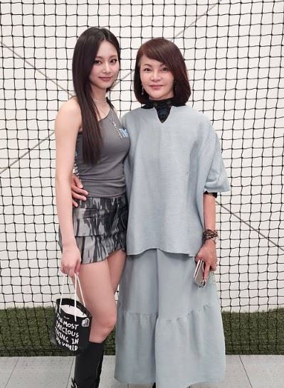 子瑜的母親黃燕玲在貼文中寫下：「台北場也順利結束了」，並感謝粉絲在5場演出中的支持與應援。（圖／翻攝自黃燕玲IG）