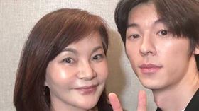 子瑜的母親黃燕玲，也在演出結束後於社群平台發文分享心情，並未以母女合照作為首圖，而是放上與許光漢的合影，意外成為討論焦點。（圖／翻攝自黃燕玲IG）