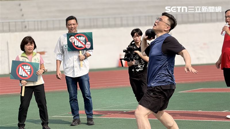 賴瑞隆曾是鉛球選手，姿勢相當到位。（圖／記者簡榮良攝影）