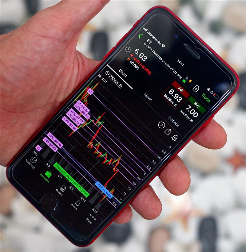 27日除了權值龍頭外，許多近期熱門族群不漲反跌，上櫃指數甚至收黑-1.18%。經理人王偉哲指出，今日台股雖然大漲甚至攻破4萬點大關，但不論上市或上櫃市場都是下跌家數大於上漲家數，頗有權值股吸納盤面資金態勢，雖然指數短線來到高檔，出現震盪或權值股獨強在所難免。若遇展望佳但近期股價出現拉回的AI相關趨勢族群，反而是中長期較佳的布局時點。（示意圖／PIXABAY）