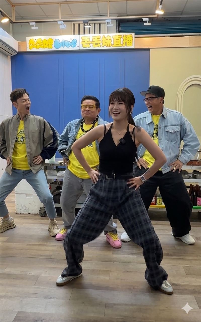 李國煌（後排左起）、許效舜、李銘順現身直播主「丟丟妹」的直播間。（圖／丟丟妹提供）