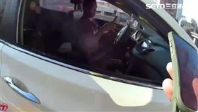 北市金姓失聯移工被盤查時裝睡失敗，下車狂奔200公尺仍遭逮。（圖／翻攝畫面）