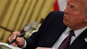 美國總統川普的關稅引發全球經濟混亂，包括中美脫鉤加速、各國降低對美貿易依賴，對美國經濟更是造成重創。（圖／翻攝自X平台 @France24_en）