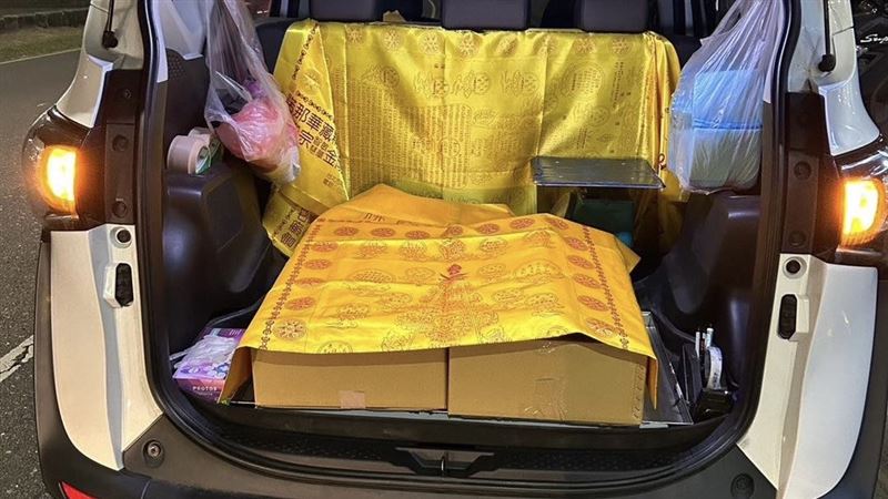 從接體車、聽佛經、蓋往生被，甚至最後的撿骨流程，鳳梨都全程參與。（圖／翻攝自鳳梨臉書）