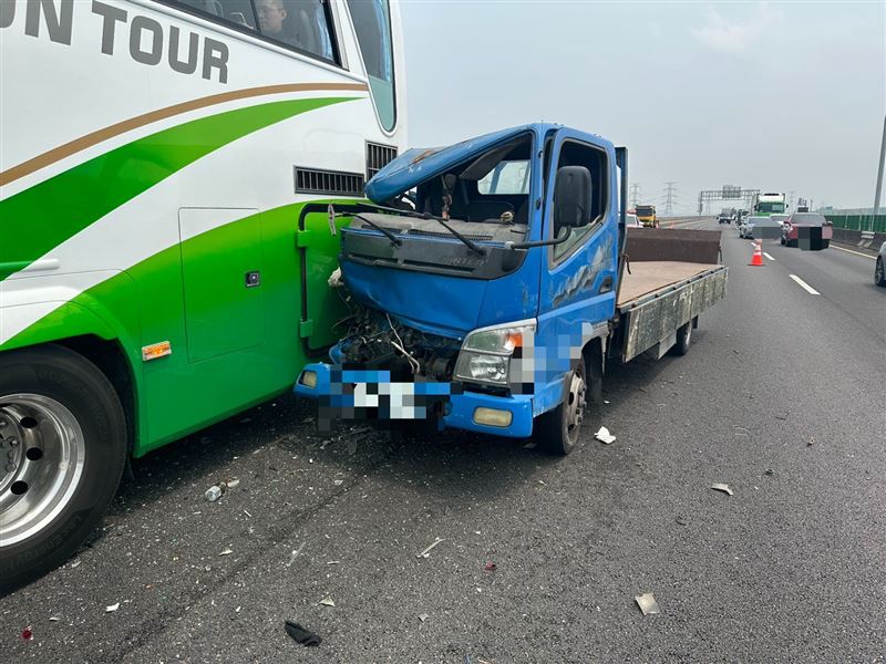 小貨車連續追撞上「皮卡」小貨車及遊覽車。（圖／翻攝畫面）