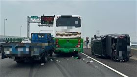 清明掃墓3車連環撞！皮卡遭撞噴「側翻躺路肩」　國3紫爆堵1公里（圖／翻攝畫面）