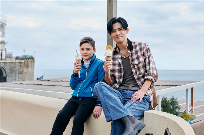 周渝民與小男孩在MV中的互動充滿火花。（圖／相信音樂提供）