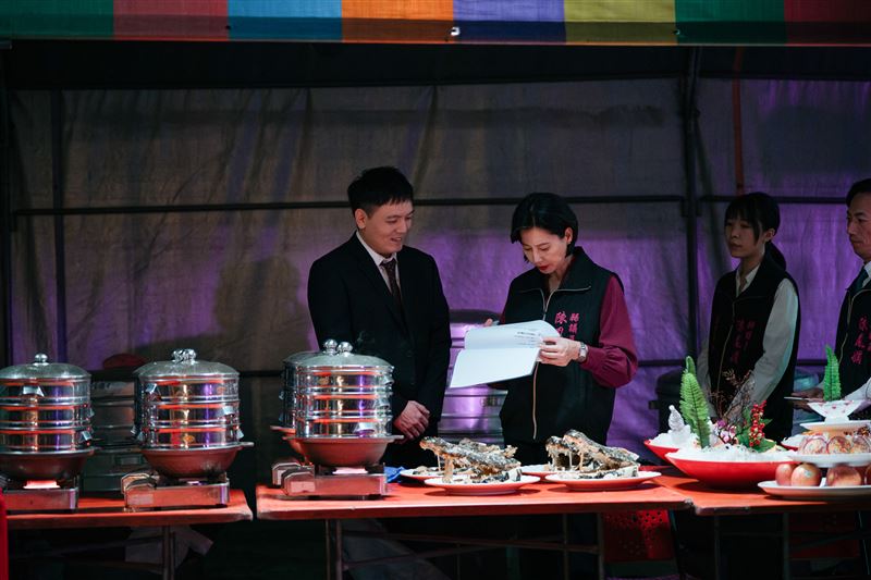 丁寧（右）與春風本就有私交，這次在《死亡賭局》中的互動也顯默契極好。（圖／英傑哆影業提供）