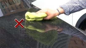 獨家／乾擦大忌！清明燒金紙愛車蒙塵　洗車3招不傷烤漆