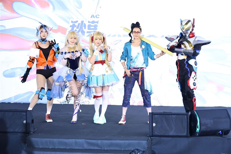 女星焦曼婷（右二）特別「女扮男裝」，化身帥氣的向量繪師。（圖／記者鄭孟晃攝影）