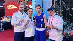 拳擊亞錦賽　林郁婷晉級4強在蒙古烏蘭巴托舉行的拳擊亞錦賽，「台灣女兒」林郁婷（右2）3日在60公斤級8強面對日本田口綾華，以壓倒性的5比0獲勝，教練曾自強（左2）滿意子弟兵表現。（中華民國拳擊協會提供）中央社記者(黎)建忠傳真　115年4月3日