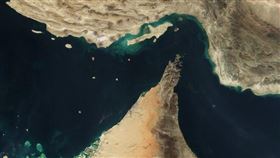 荷莫茲,荷莫茲海峽,伊朗,Strait of Hormuz（圖／翻攝自NASA）

圖片來源：
https://commons.wikimedia.org/wiki/File:Stra%C3%9Fe_von_Hormuz.jpg?uselang=zh-tw#%E6%8E%88%E6%AC%8A%E6%A2%9D%E6%AC%BE