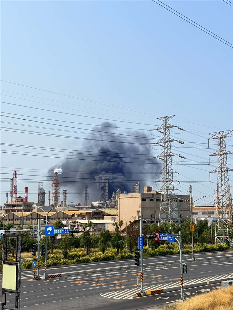 起火的重油槽體冒出大量黑煙。（圖／翻攝畫面）