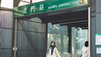 北門站驚現小瀑布？北捷：未漏水正常營運