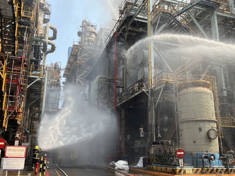 高雄中油大林煉油廠3日下午因槽體洩漏燃燒重油起火，消防局獲報馳援灌救，市府也提醒市民關閉門窗、減少外出