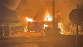 苗栗私人宮廟暗夜大火！屋內「堆滿金銀紙」全面燃燒　鐵皮屋燒到垮了（圖／翻攝畫面）