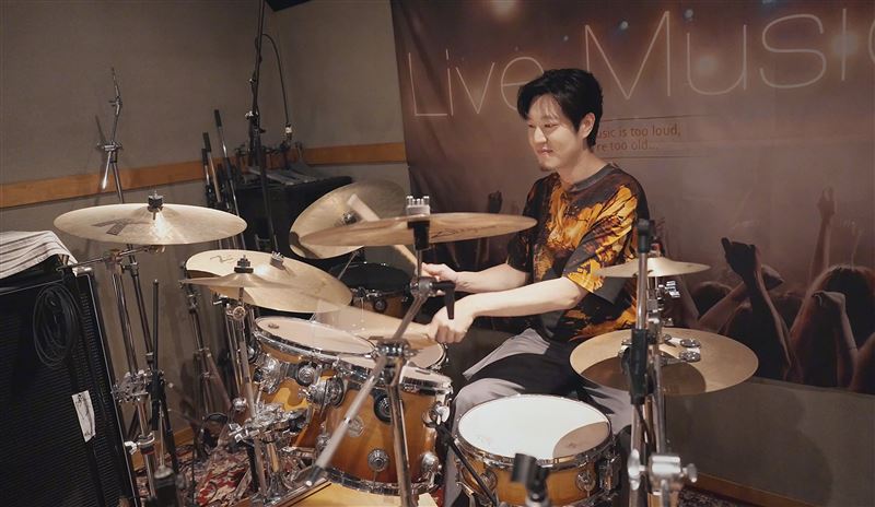 逸凡獲得葉世榮贈送的鼓棍，放話將於演唱會solo演出。（圖／相信音樂提供）