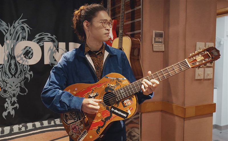 黃家駒留下遺物吉他，麋先生喆安也親自試彈。（圖／相信音樂提供）