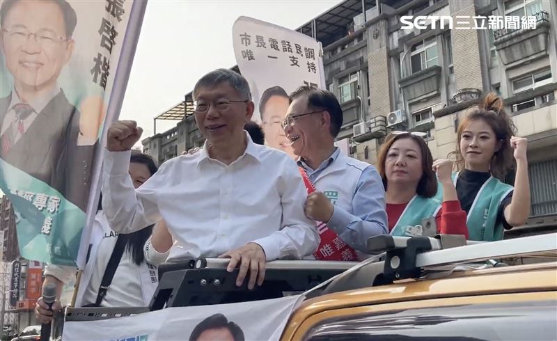 柯文哲下午仍抵達嘉義市，陪同張啟楷掃街拜票，神情淡定。（圖／翻攝畫面）