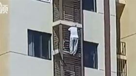 獨居,老婦人,爬牆,蜘蛛人,高樓,中國,北京（圖／翻攝自微博）