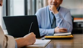 對於40歲求職困難的話題，近日在社群引發熱議，但不少人認為，其實中年大叔最為穩定，有經濟壓力反而不敢頂嘴，或者說不幹就直接不幹。（示意圖／翻攝自Pexels圖庫）