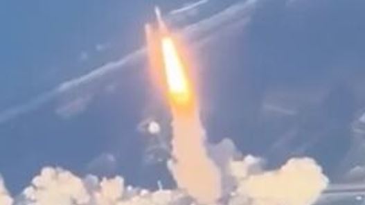 太空船射向月球！旅客搭機見火光炸開衝天