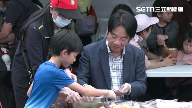 總統賴清德與小朋友體驗手作麻糬。（圖／翻攝畫面）
