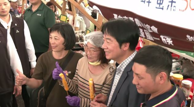 總統賴清德與攤商合影。（圖／翻攝畫面）