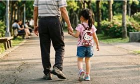 一名阿公疼愛5歲孫女，不願見到生父入獄，生母染毒又自殘，決定請求法院停止父母親權，由他自己來照顧，法官被感動，判阿公勝訴。（示意圖／AI生成）