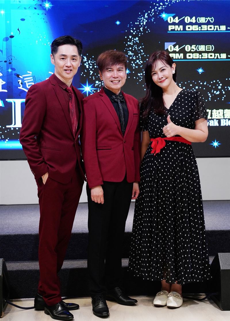 馬來西亞蒙福教會牧師林義忠（中），邀請宋逸民牧師（左）與陳維齡師母到古晉舉辦佈道會。（圖／藝起發光Ｘ蒙福教會 提供）