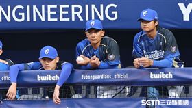 中職37年例行賽，富邦悍將捕手林岱安在場邊觀戰。（圖／記者劉彥池攝影）