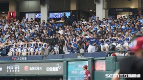 中職37年例行賽，富邦悍將主場開幕戰，Fubon Angels在看台跳三振舞。（圖／記者劉彥池攝影）