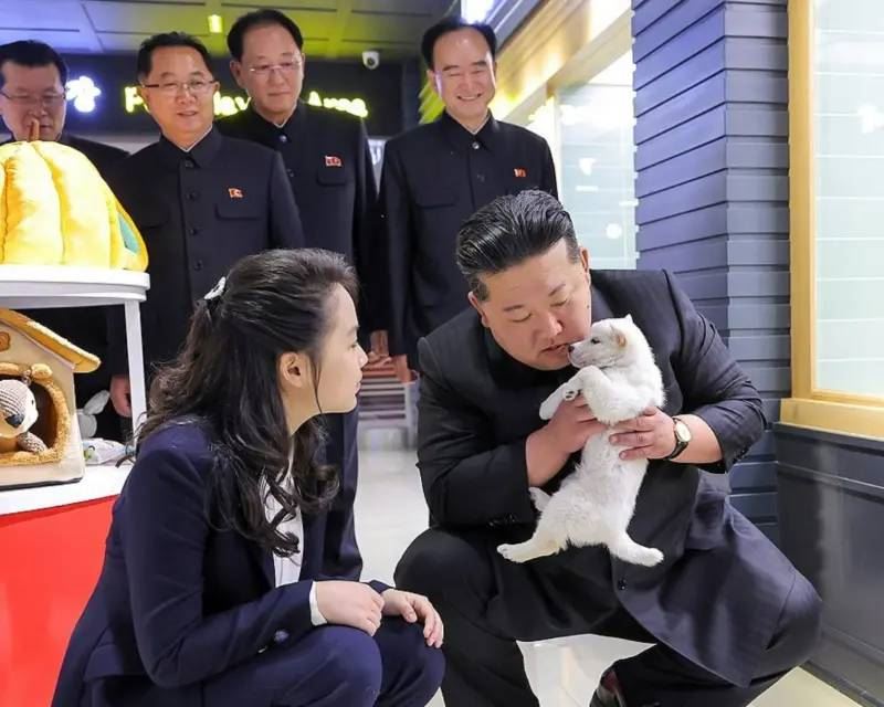 北韓領導人金正恩與女兒金主愛視察平壤寵物店，一起跟毛孩玩耍。（圖／翻攝自朝中社）