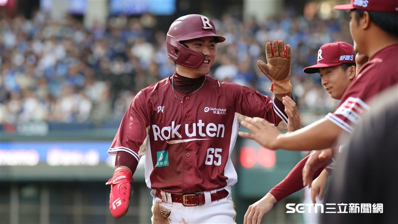 中職37年例行賽,樂天桃猿左外野手陳晨威內野滾地球送回林政華先馳得點。(圖/記者劉彥池攝影)