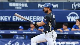 中職37年例行賽，富邦悍將中外野手邦力多敲出安打。（圖／記者劉彥池攝影）