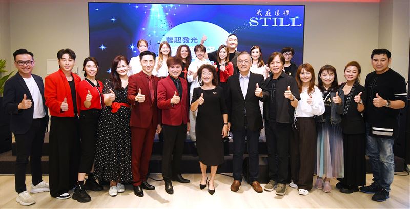 由宋逸民領軍的藝起發光，全體近百人為傳福音飛馬來西亞古晉，與蒙福教會牧師林義忠、教友們合影。（圖／藝起發光Ｘ蒙福教會 提供）