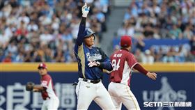 中職37年例行賽，富邦悍將一壘手范國宸敲出安打送回張洺瑀追平比數。（圖／記者劉彥池攝影）