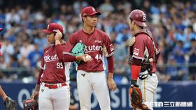 中職37年例行賽，樂天桃猿先發投手曾家輝被連續擊出安打，捕手宋嘉翔喊暫停。（圖／記者劉彥池攝影）