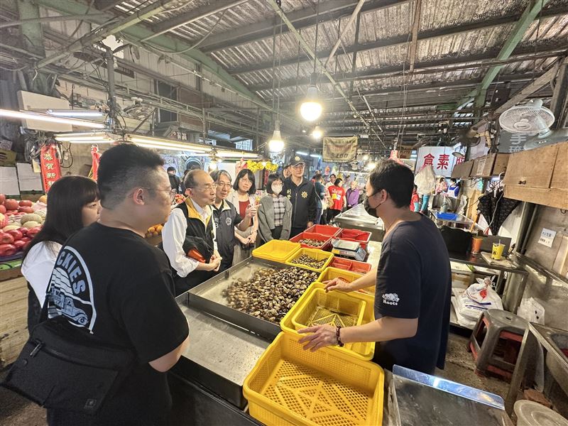 苗栗地檢署於2日下午率隊前往苗栗市黃昏市場進行聯合稽查。（圖／翻攝畫面）