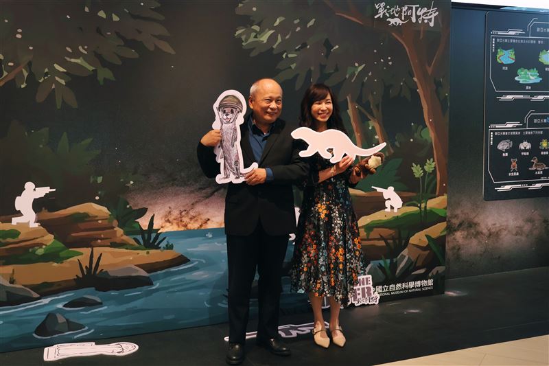戰地阿特首映會會後，科博館館長黃文山與導演白心儀拿起水獺造型手拿版，俏皮留念。（圖／國立自然科學博物館提供）