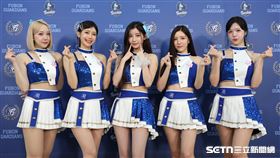 中職37年例行賽，富邦悍將主場開幕戰，Fubon Angels韓籍5本柱朴星垠、李雅英、李珠珢、南珉貞、李晧禎合影。（圖／記者劉彥池攝影）