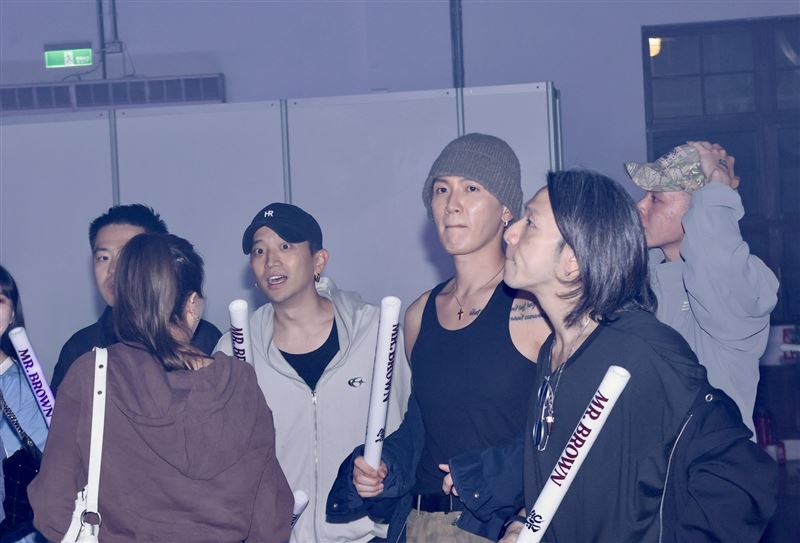 直擊／柯震東驚喜現身FLOW專場演唱會！熱血嗨翻現場脫衣大露結實手臂