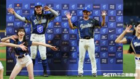 中職37年例行賽，富邦悍將總教練後藤光尊和張育成一起跳單場MVP舞蹈。（圖／記者劉彥池攝影）