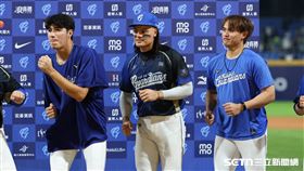 中職37年例行賽，富邦悍將投手張奕被球迷喊出來參與賽後MVP舞蹈。（圖／記者劉彥池攝影）